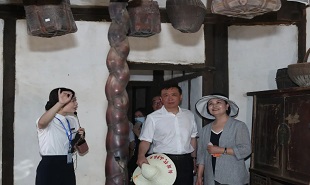 铁凝、张宏森参观周立波故居