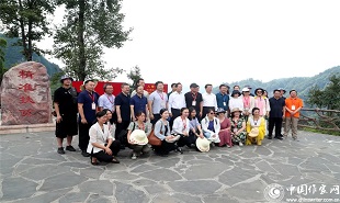 出版社、期刊社负责人在十八洞村合影